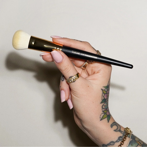Vieve Beauty 117 FOUNDATION BRUSH - Picture 2 of 3